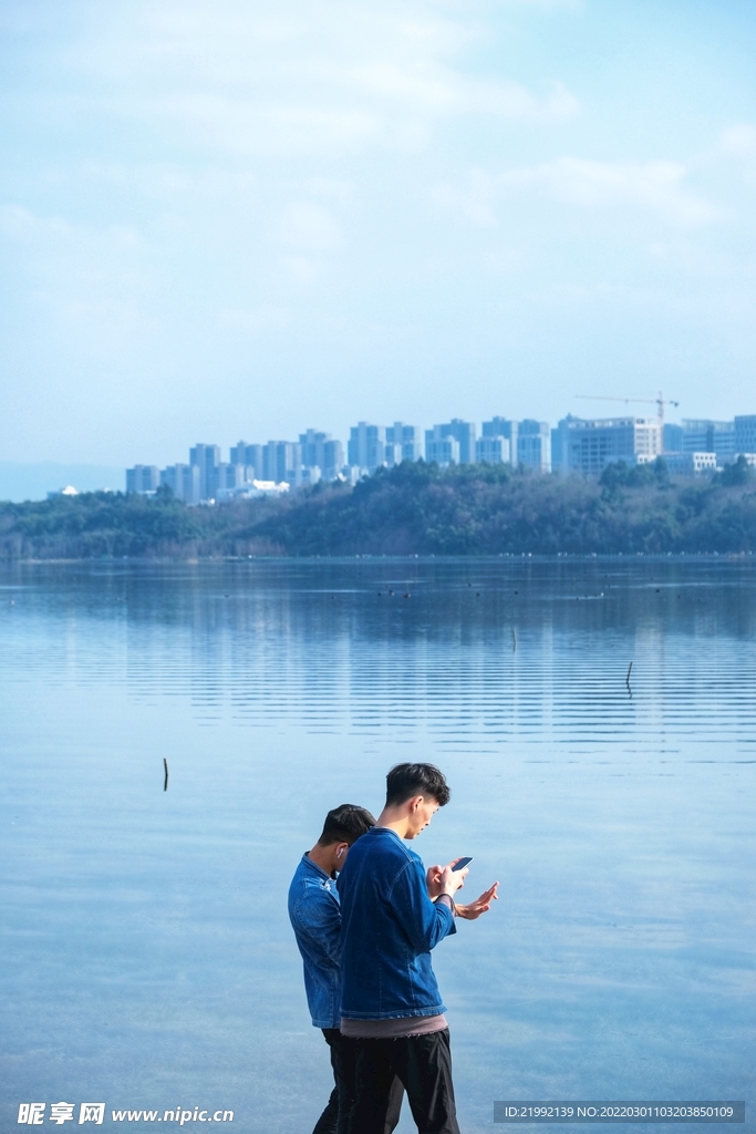 成都兴隆湖畔的市民