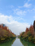 河道两岸街景