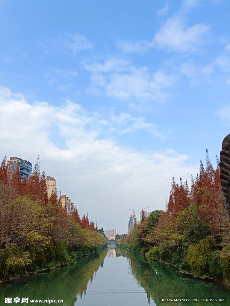 河道两岸街景