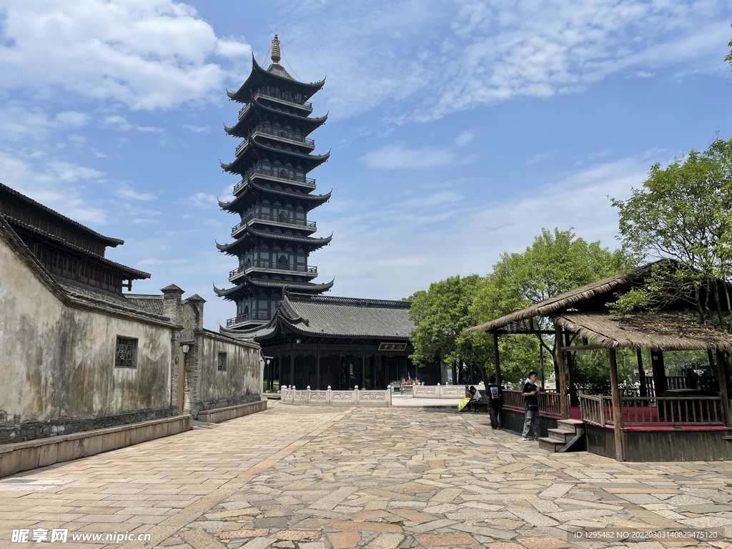 蓝天白云通往乌镇白莲寺塔的路