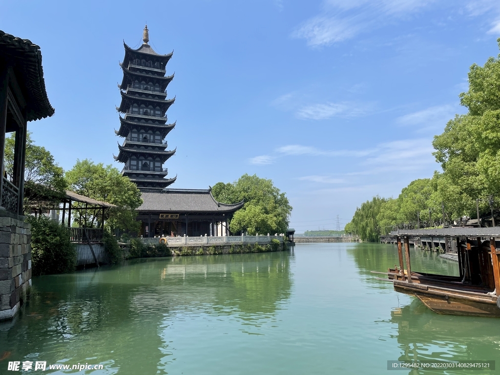 蓝天下乌镇白莲寺塔