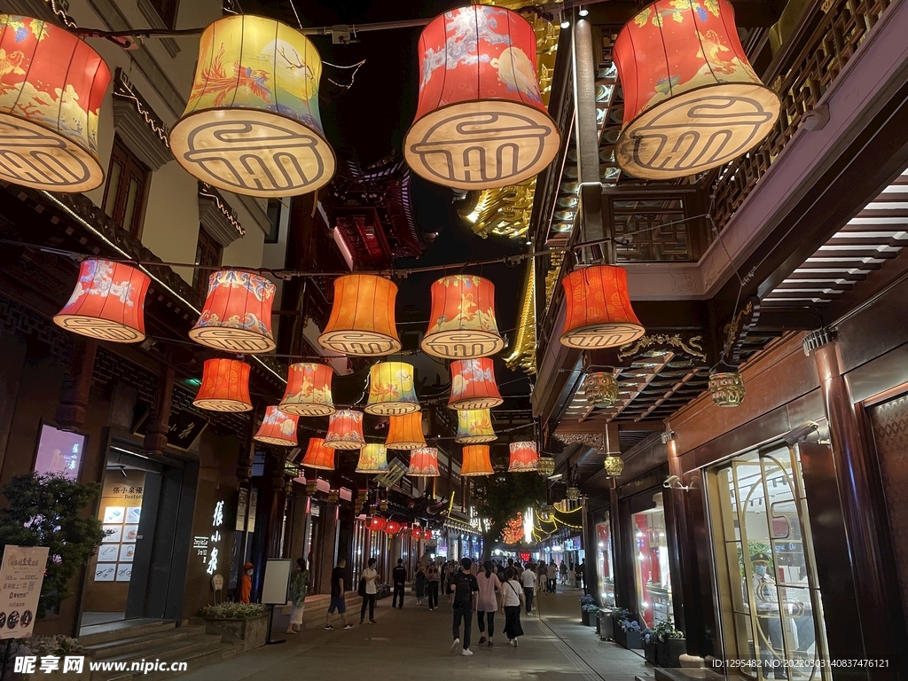 上海豫园步行街的复古灯笼
