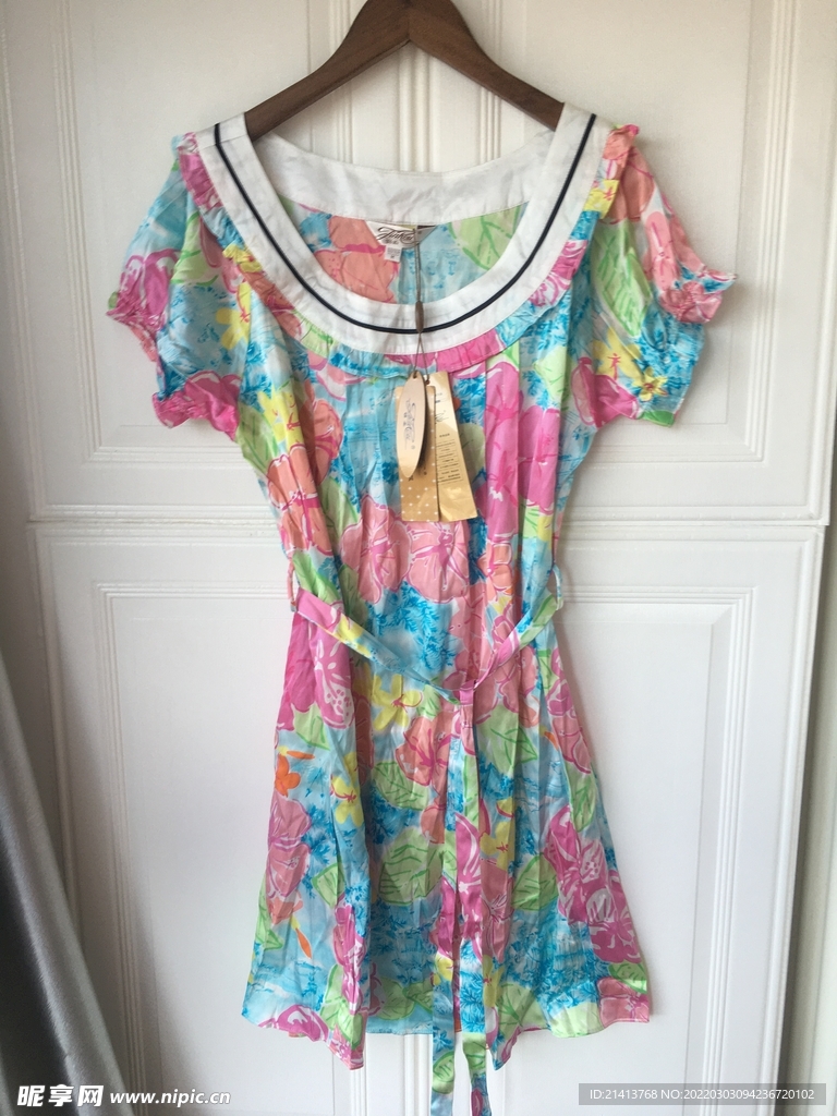 女人夏日服装 
