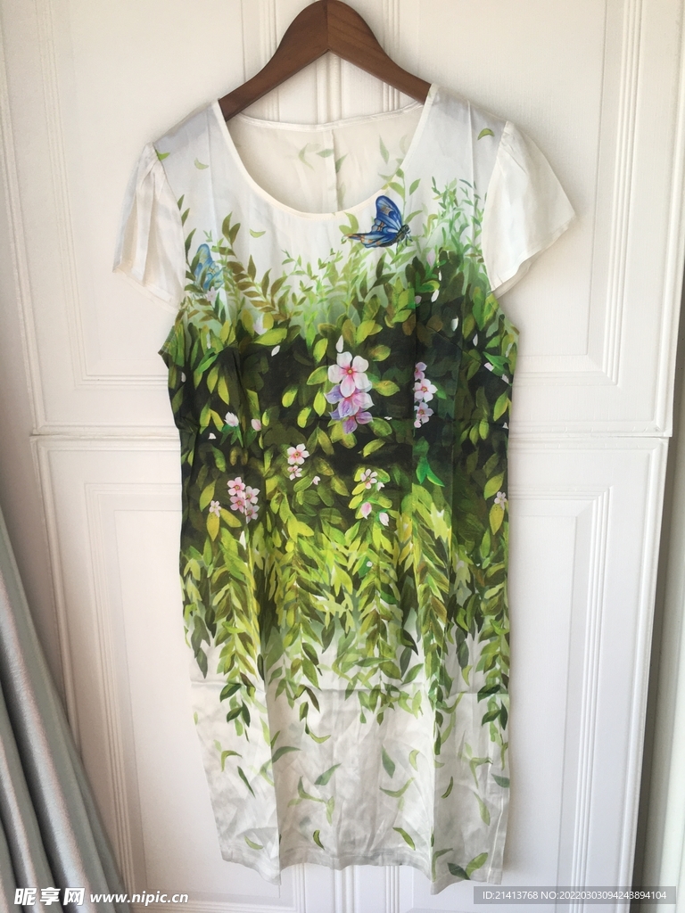 女人夏日服装 