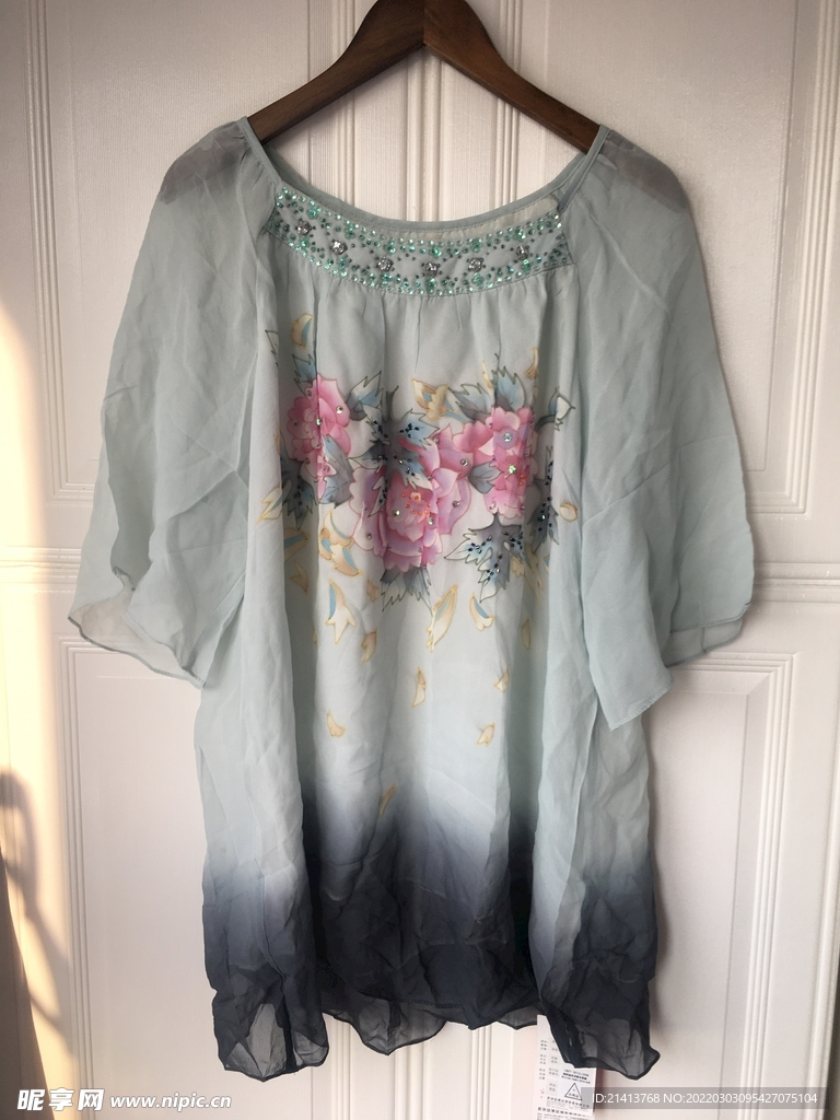 女人夏日服装 