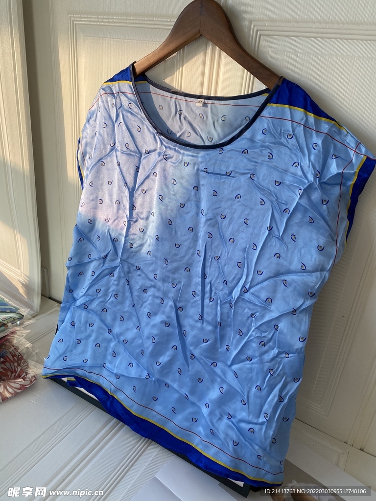 女人夏日服装 