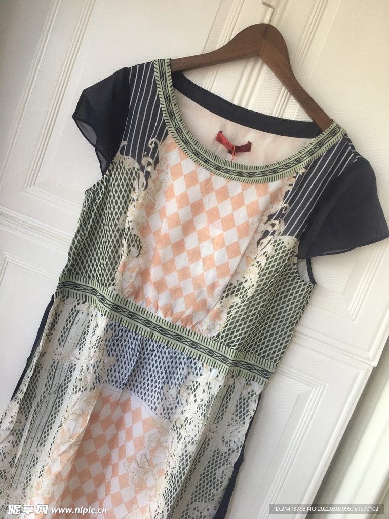 女人夏日服装 