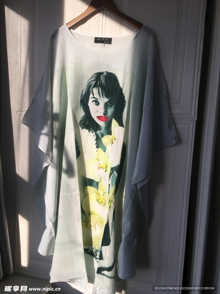 女人夏日服装 