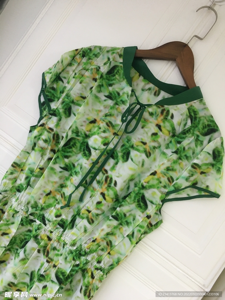 女人夏日服装 