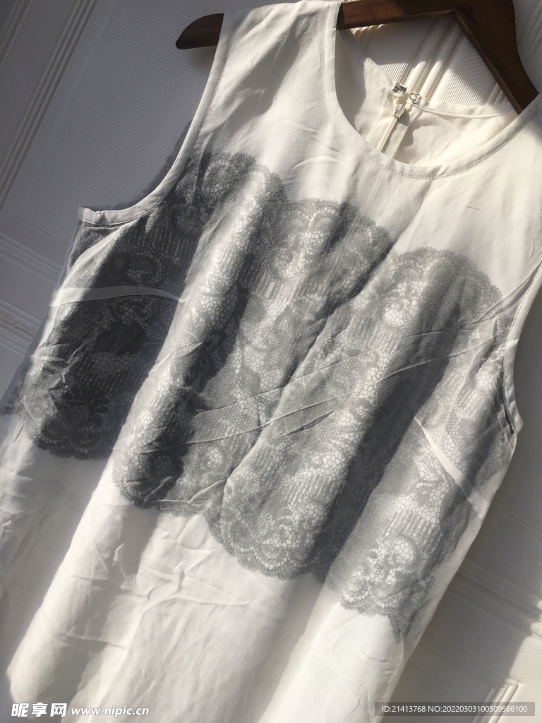 女人夏日服装 