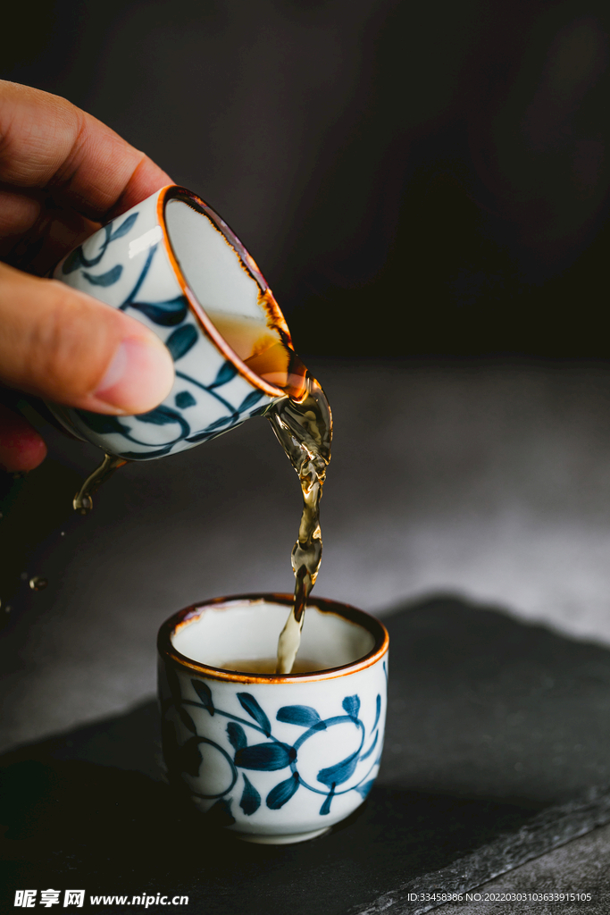 倒茶摄影图