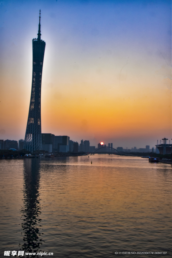 夕阳下的广州塔