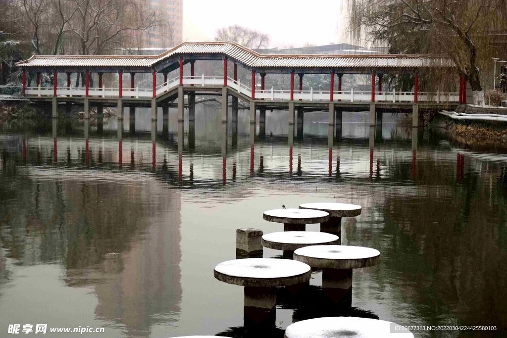 西安外事学院廊桥雪景