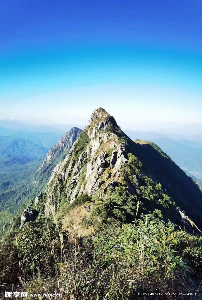险峻攀岩石峰