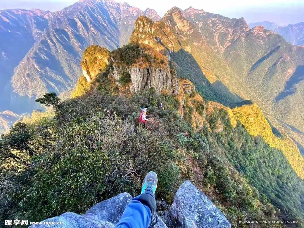 雄伟险峻山峰