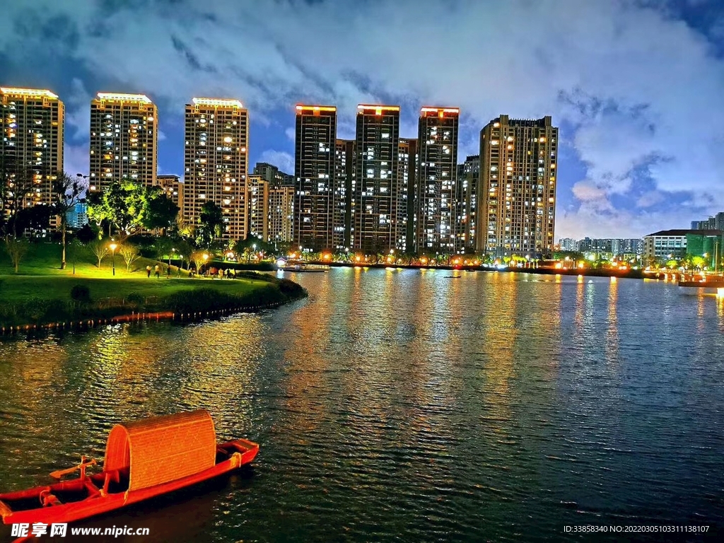 香山湖湖中夜景