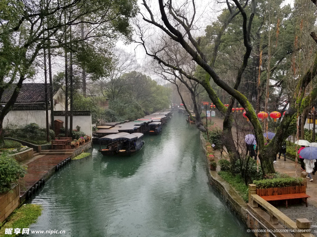 阴雨中的南浔古镇河道