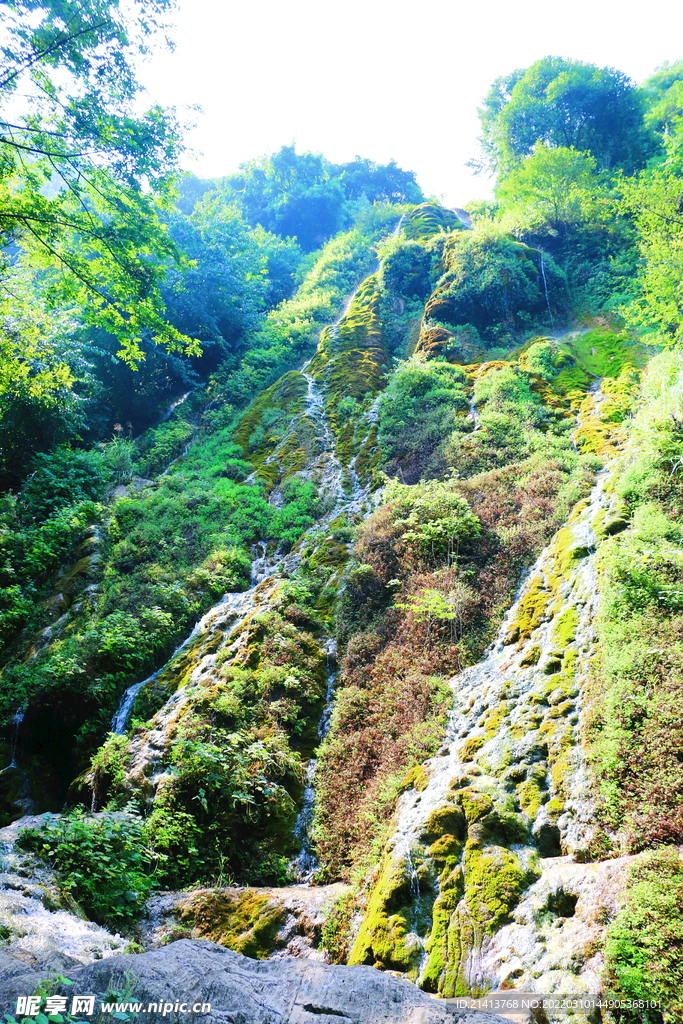 峡谷溪流瀑布
