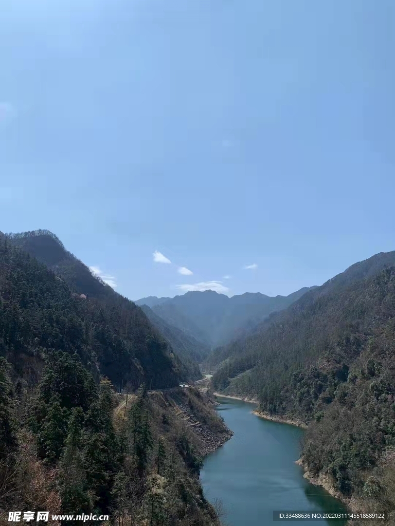 高山峡谷蓝天