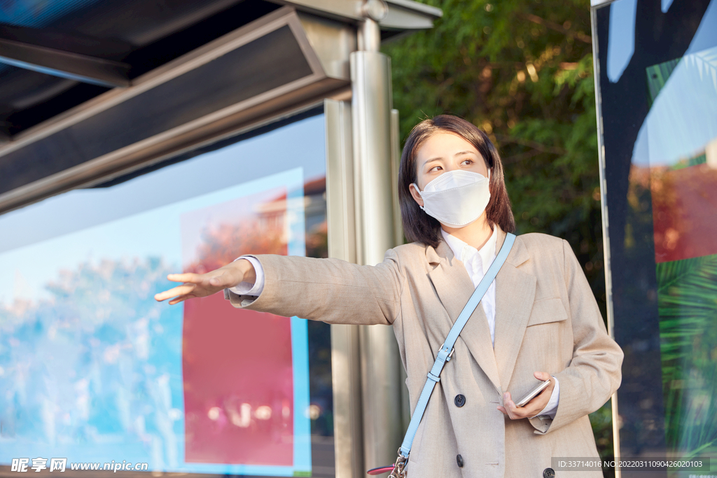 戴口罩公交站台打车的青年女生戴