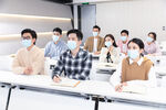 疫情期间大学生戴口罩听课上课鼓