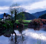 古镇依山傍水田园风光
