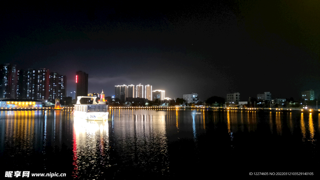 湖面夜景