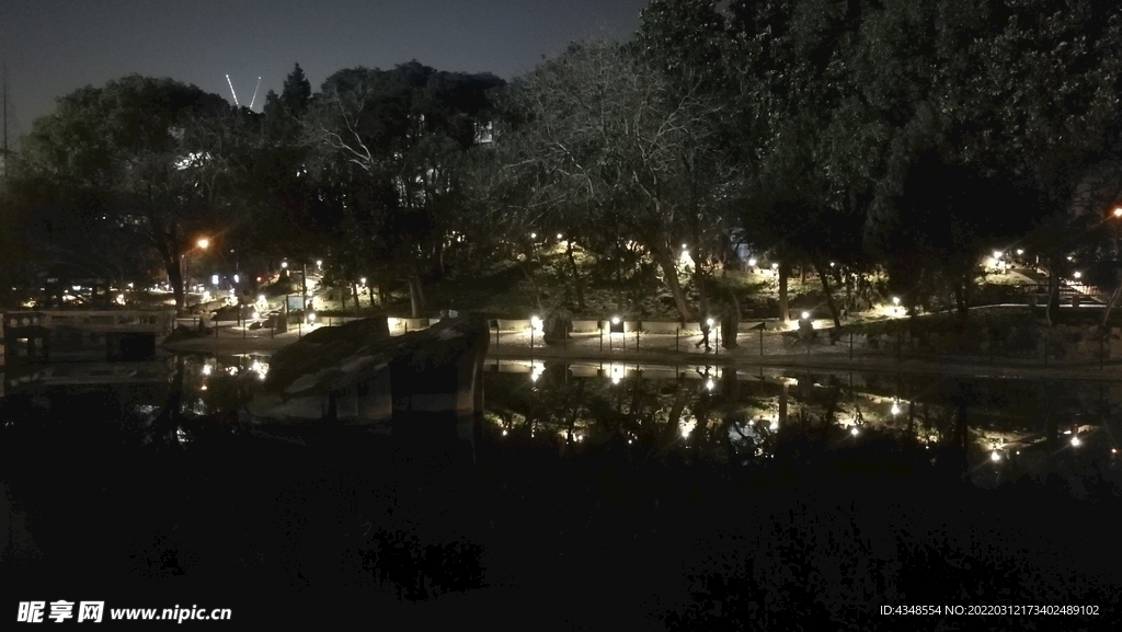 上海江湾体育场池塘夜景