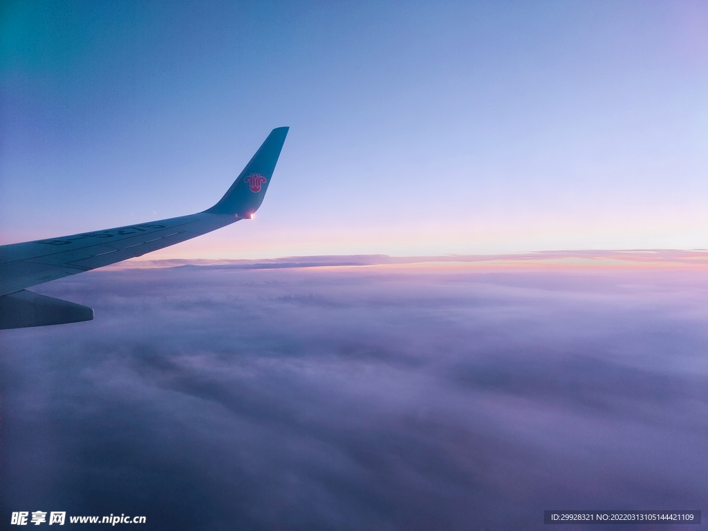 高空飞机云层上风景