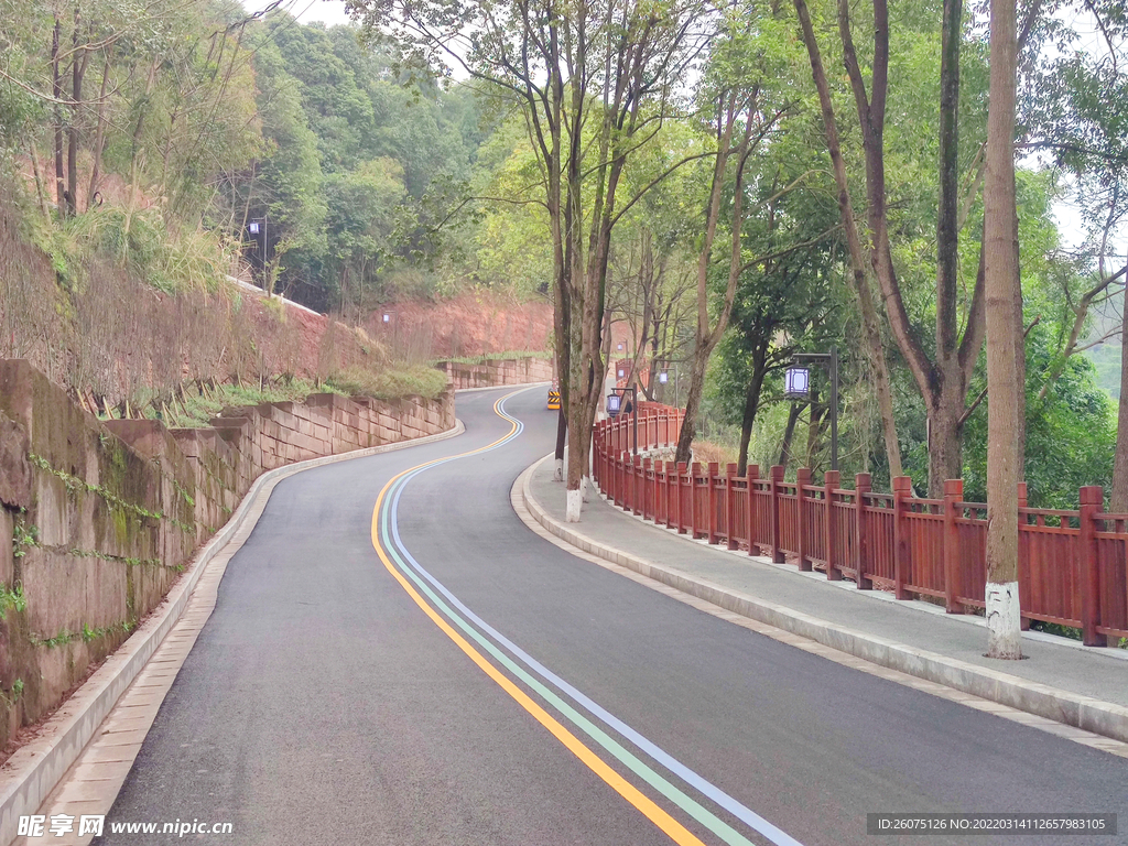 山间彩虹路