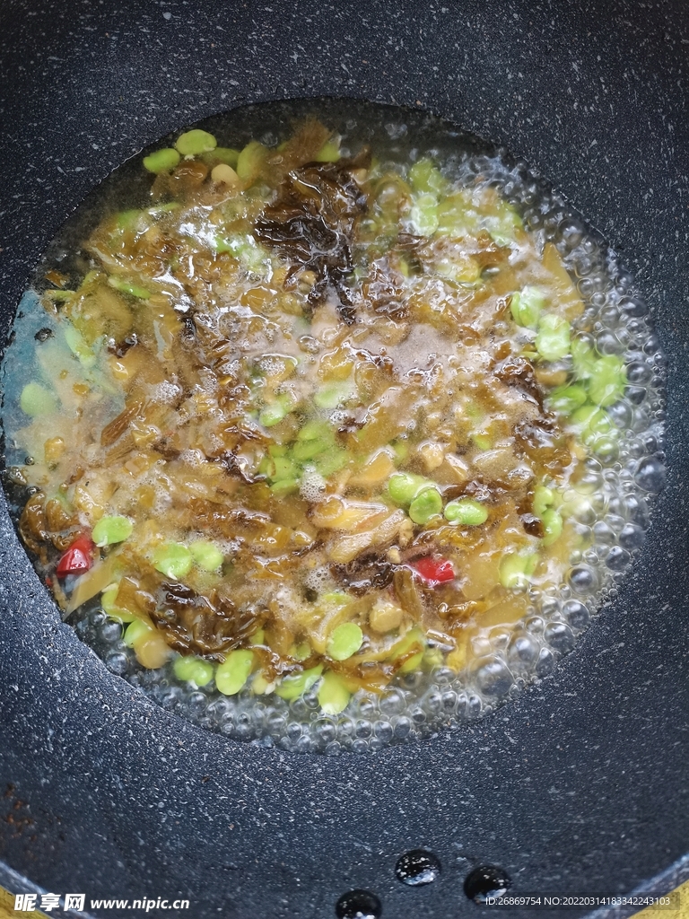 酸菜嫩胡豆汤