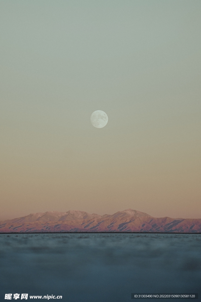 地平线的月亮