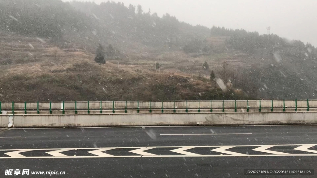 高速飘雪