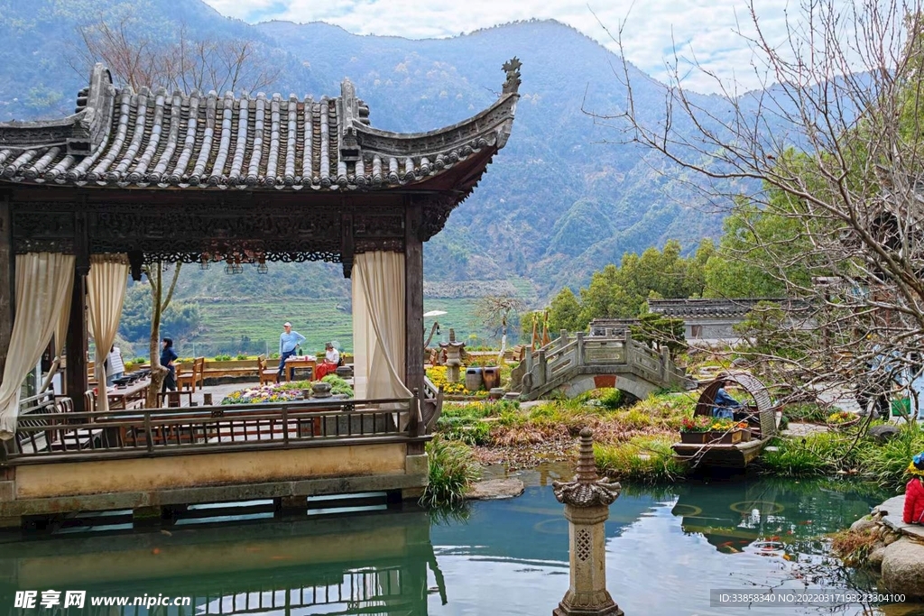 中式仿古楼阁湖水庭院