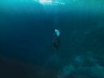 深海海沟礁石潜水高清图片