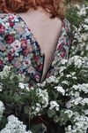 花丛中的女生后背