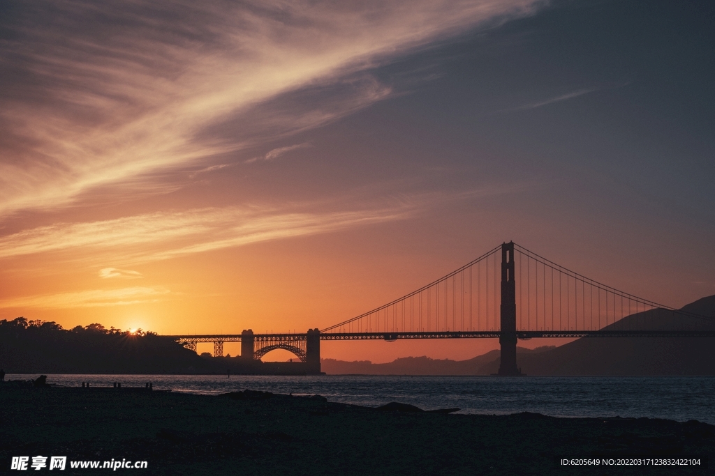 落日余晖下的旧金山大桥