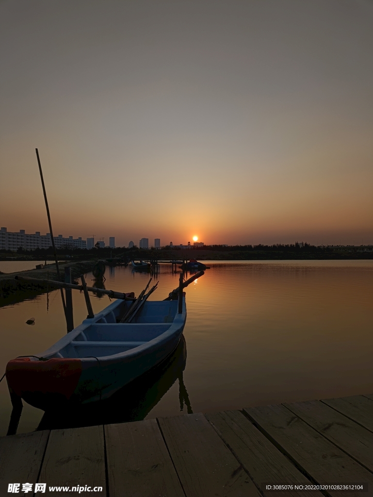 夕阳小船图片