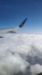 飞机穿入白云间