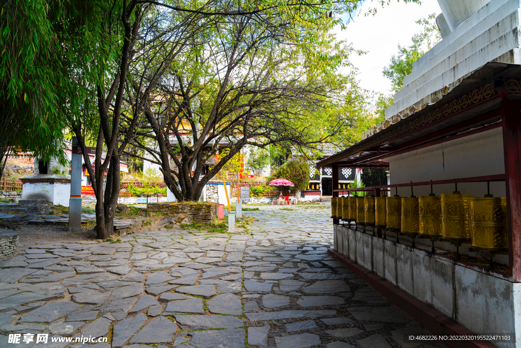 巴松措扎西岛措宗贡巴寺转经筒