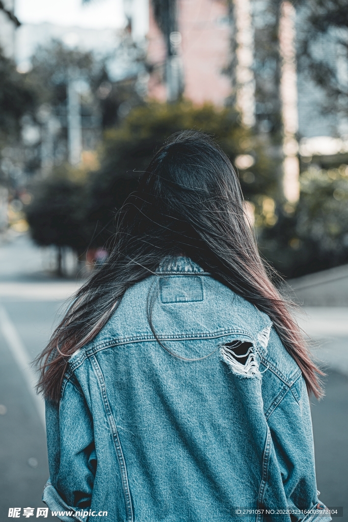 穿牛仔服的姑娘背影