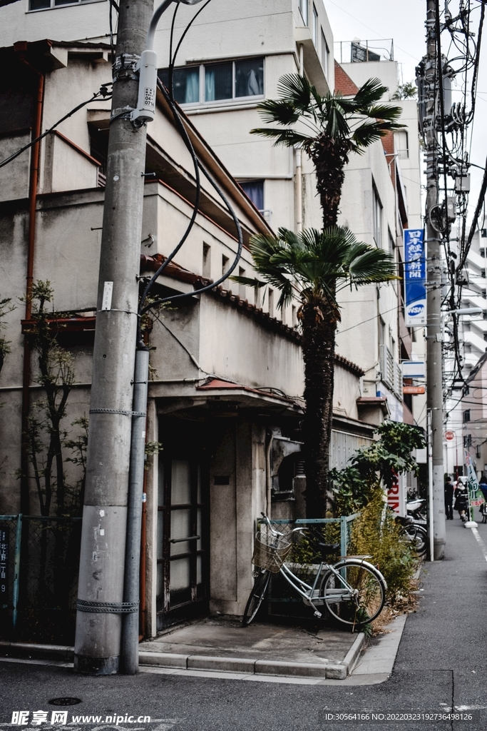 户外暗调街头建筑