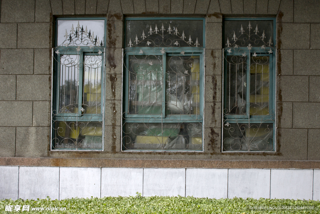 铁艺护栏后的玻璃窗户