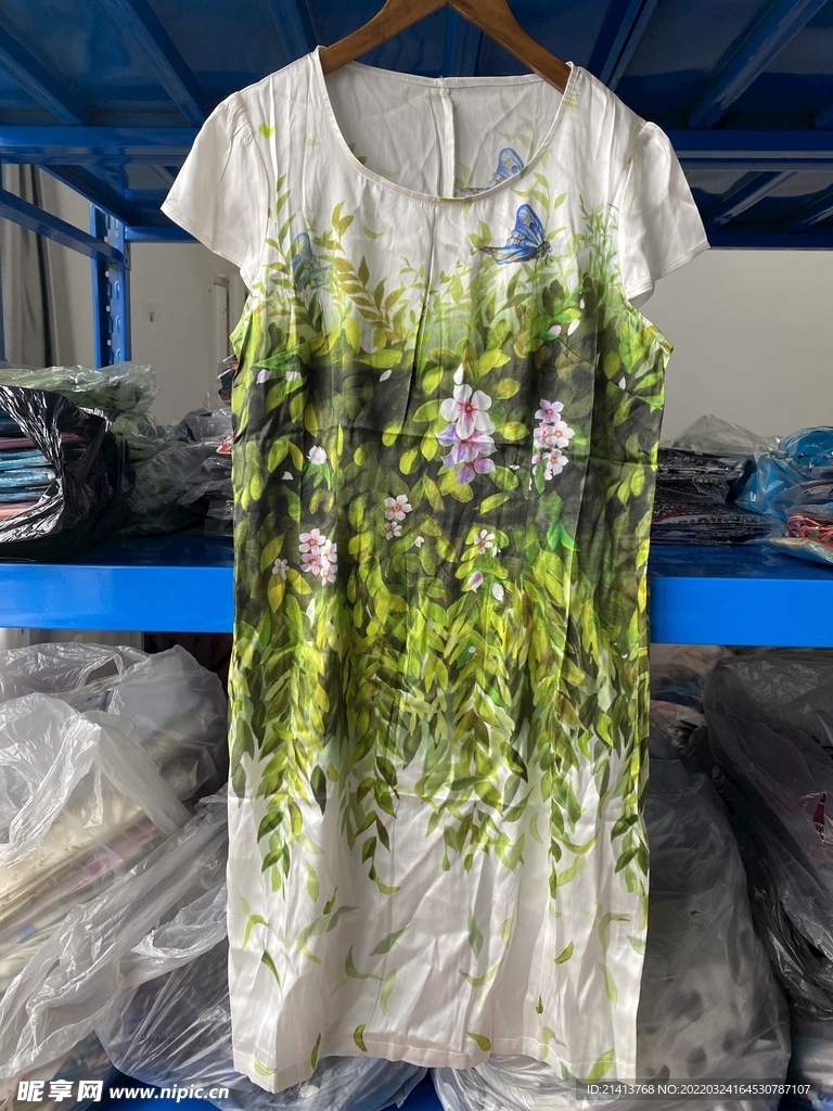 女人夏日服装 