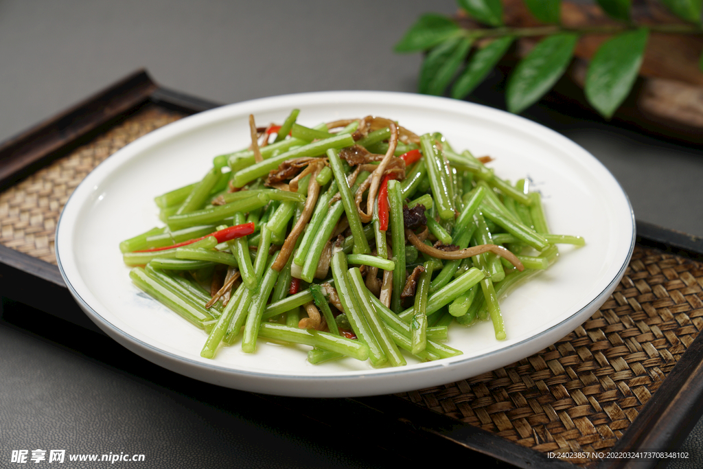 鲜茶树菇炒茼蒿  