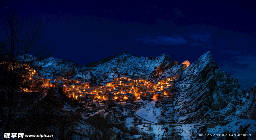 夜晚雪山