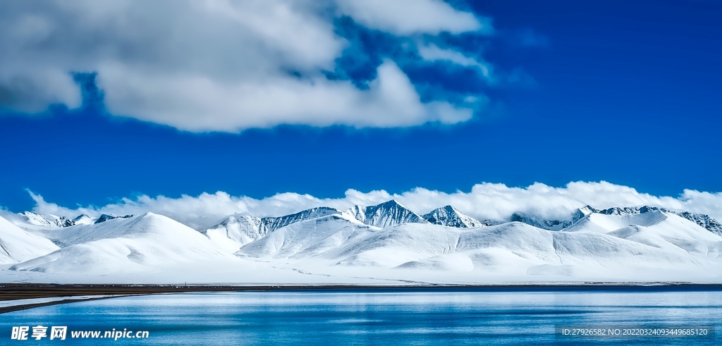 雪山湖面