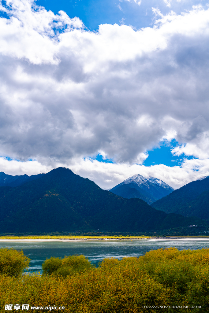 苯日景区雪山尼雅交汇