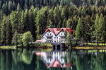 湖边的小屋