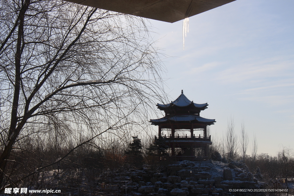 雪中亭子